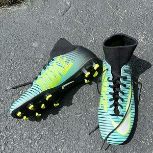 Nike Mercurial Victory 6 Women’s Cleats “Light Aqua Volt” Size 7.5
